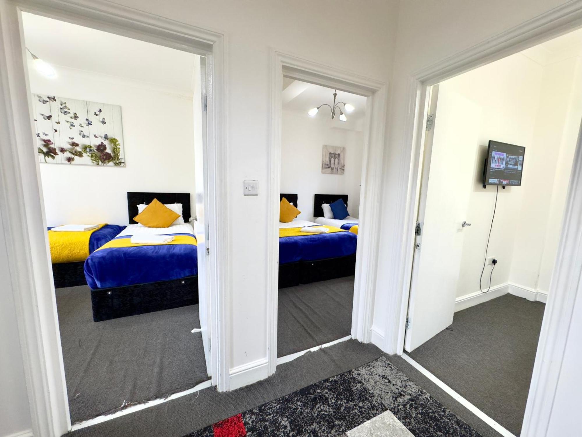 Vakantiehuis 4 Bedrooms House, 3 Bathrooms , Separate Reception, Full Kitchen, Garden, Parking *